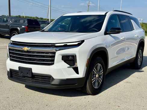 Used 2026 Chevrolet Traverse LT FWD image 3