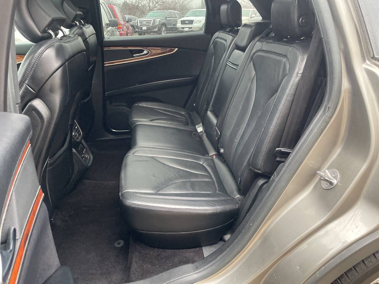 Used 2016 Lincoln MKX Reserve w/ Climate Package FWD image 17