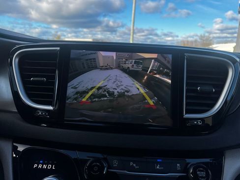 Used 2023 Chrysler Pacifica Touring-L FWD image 33