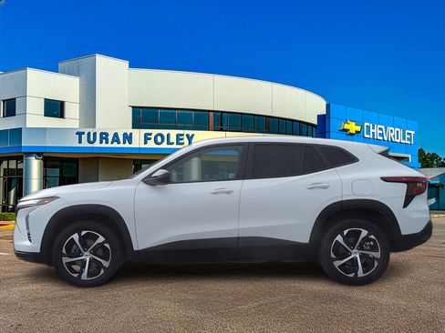 Used 2024 Chevrolet Trax RS w/ Sunroof Package image 2