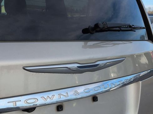 Used 2014 Chrysler Town & Country Touring-L w/ Driver Convenience Group image 11