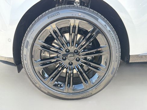 New 2026 Land Rover Range Rover Long Wheelbase SE AWD/4WD image 41