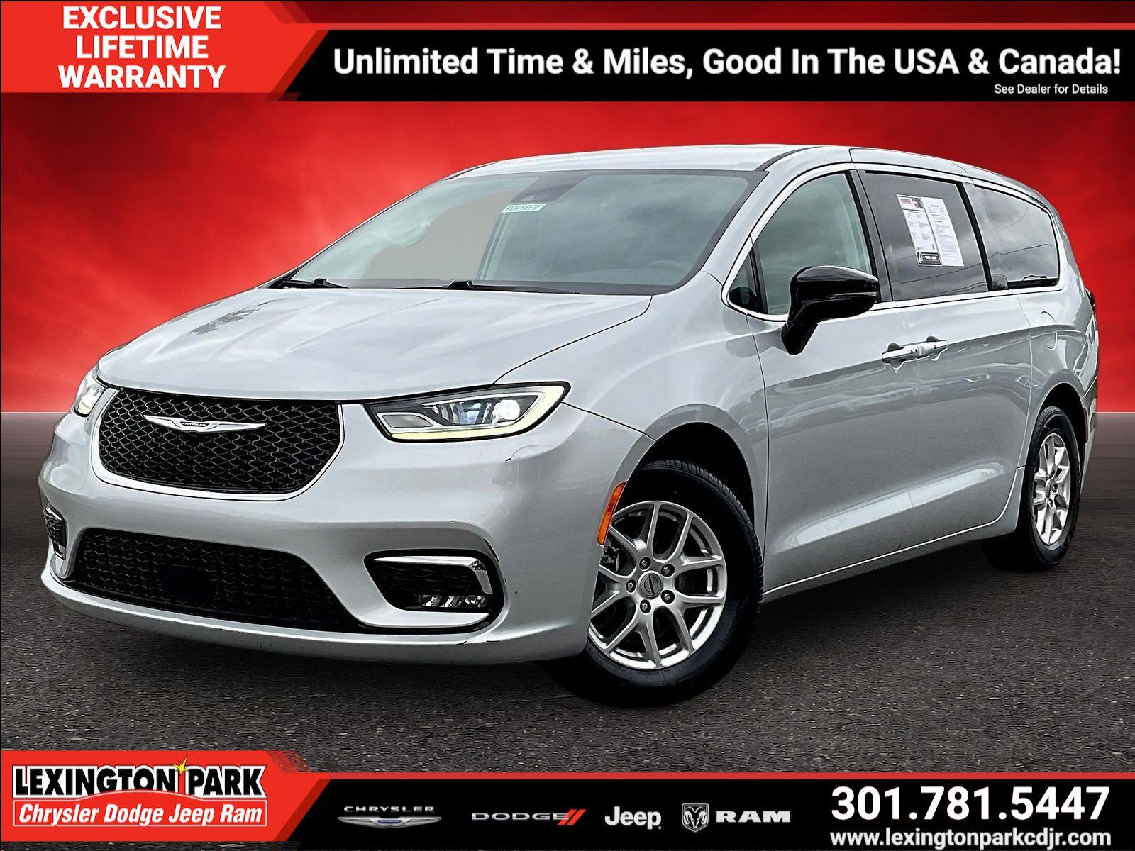 Used 2024 Chrysler Pacifica Touring-L FWD image 3