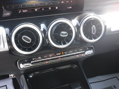 Used 2023 Mercedes-Benz GLB 250 image 20