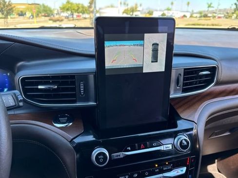 Used 2022 Ford Explorer King Ranch w/ Premium Technology Package image 12