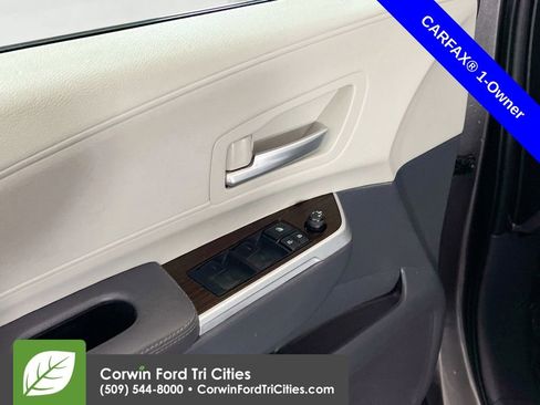 Used 2022 Toyota Sienna XLE image 11