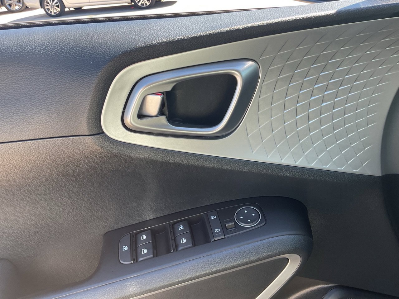Used 2025 Kia Soul LX w/ LX Technology Package FWD image 17