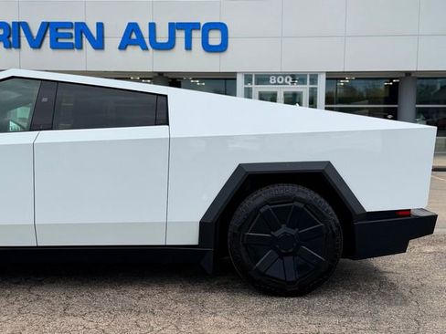 Used 2024 Tesla Cybertruck AWD Crew Cab image 9