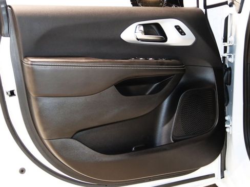 Used 2026 Chrysler Pacifica Limited FWD image 32