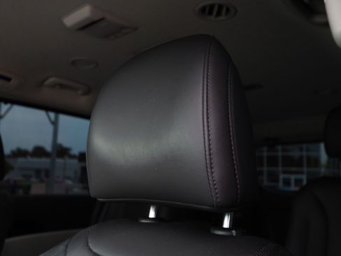 Used 2024 Kia Carnival EX FWD image 21