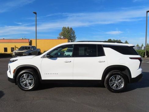 Used 2025 Chevrolet Traverse LT image 4
