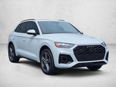 Certified 2025 Audi Q5 e Premium Plus w/ Premium Plus Package AWD/4WD image 3