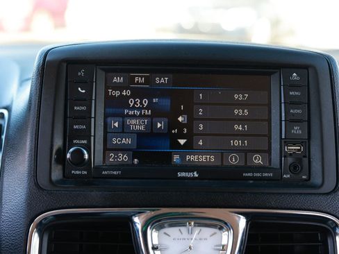 Used 2015 Chrysler Town & Country Touring FWD image 33