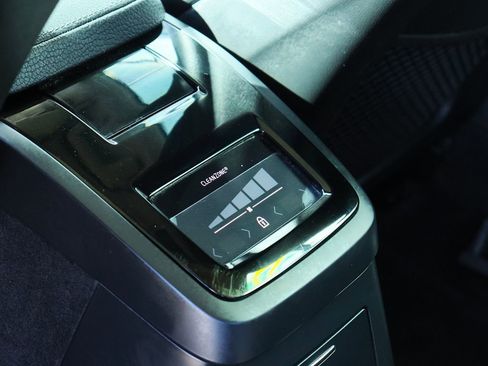 Used 2018 Volvo S90 T8 Momentum w/ Convenience Package image 34