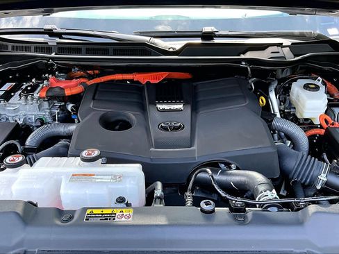 Certified 2025 Toyota Sequoia Platinum AWD/4WD image 32