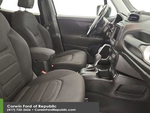 Used 2018 Jeep Renegade Latitude w/ Cold Weather Group image 22