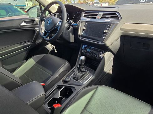 Used 2021 Volkswagen Tiguan SE w/ Panoramic Sunroof Package image 28