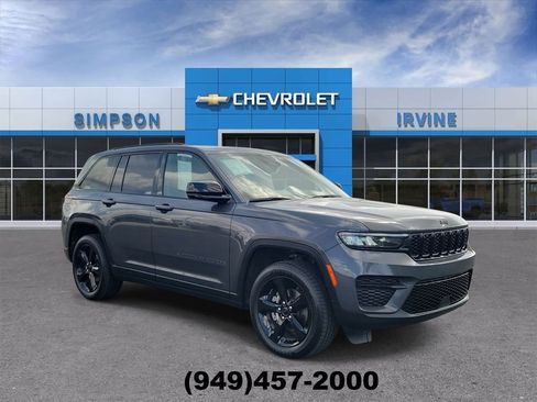 Used 2023 Jeep Grand Cherokee Altitude RWD image 2