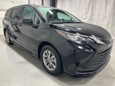 Used 2025 Toyota Sienna LE image 1