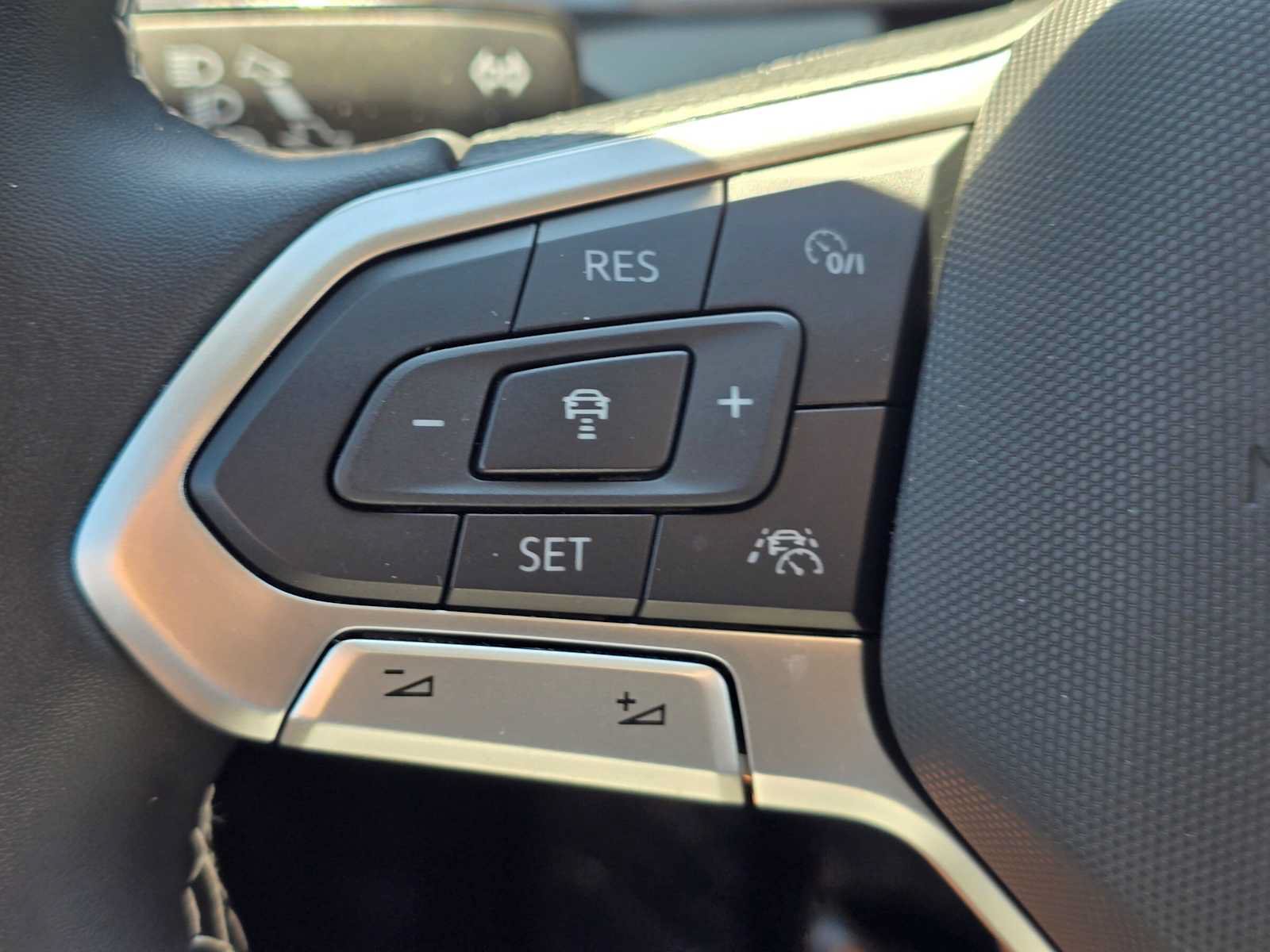 Used 2025 Volkswagen Taos SEL AWD/4WD image 33