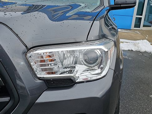 Used 2018 Toyota Tacoma SR image 9