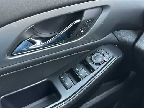 Used 2022 Chevrolet Traverse LT image 34