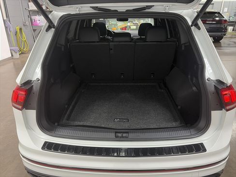 Certified 2024 Volkswagen Tiguan SE R-Line AWD/4WD image 31