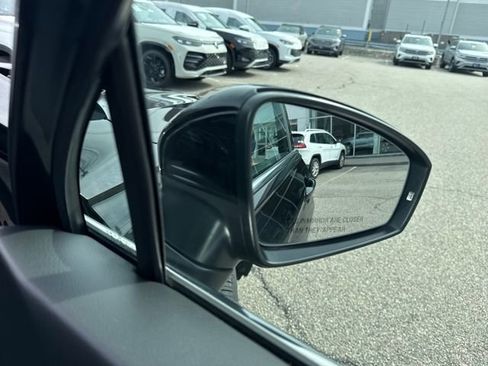 Used 2024 Volkswagen Tiguan SE w/ Panoramic Sunroof Package image 35