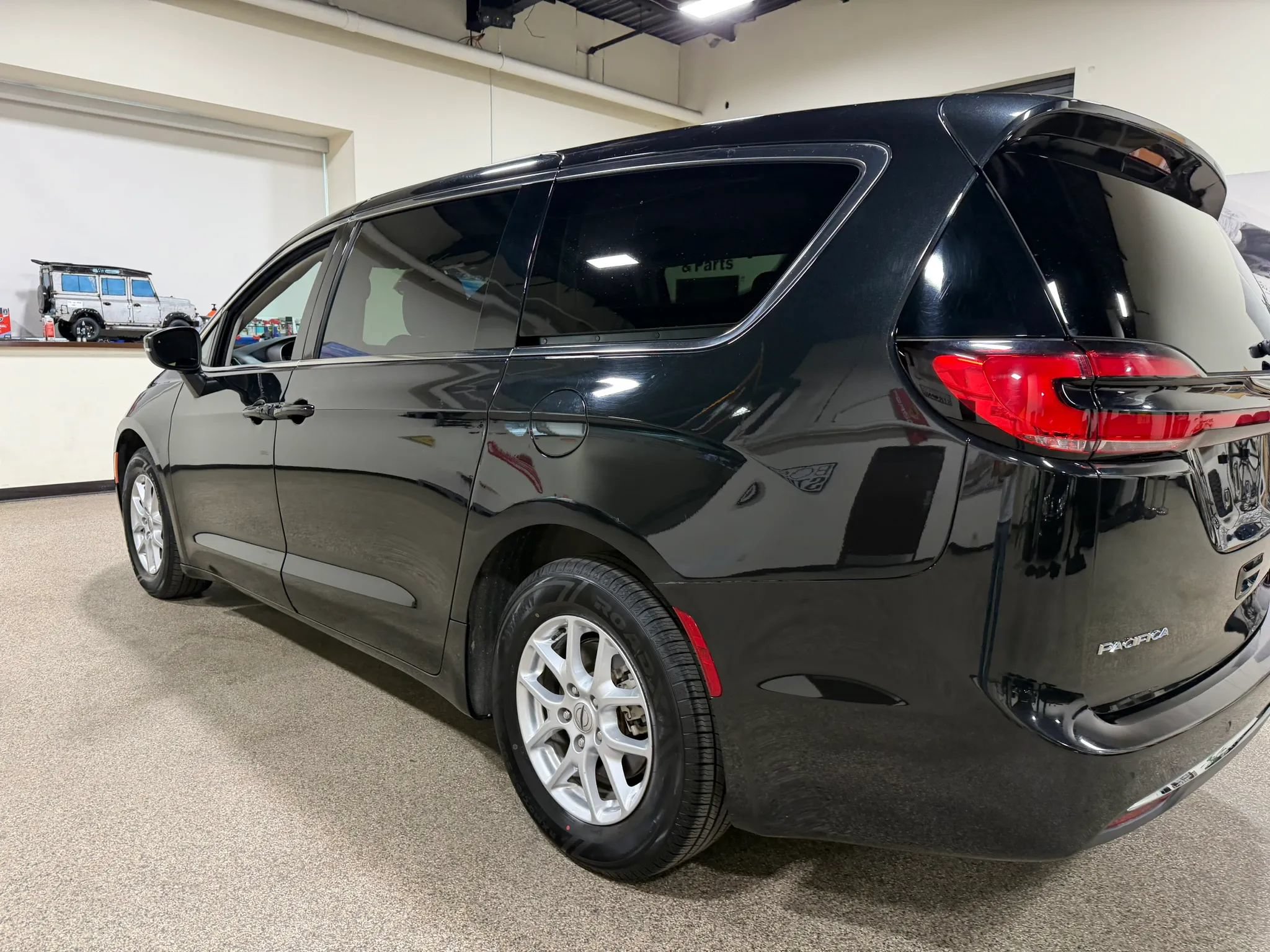 Used 2023 Chrysler Pacifica Touring-L FWD image 20