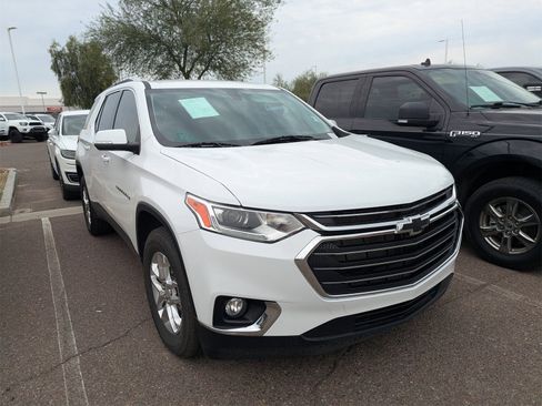 Used 2021 Chevrolet Traverse LT image 3