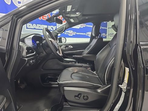 Used 2025 Chrysler Pacifica Limited image 13