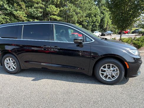 Used 2025 Chrysler Pacifica Select FWD image 7