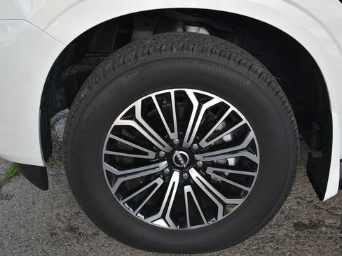 Used 2025 Nissan Armada SL w/ Captain's Chari Seat Package AWD/4WD image 11