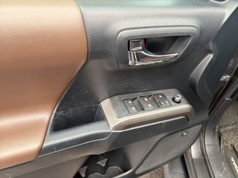 Used 2018 Toyota Tacoma Limited image 21