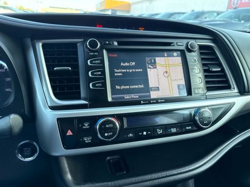 Used 2018 Toyota Highlander SE FWD image 26