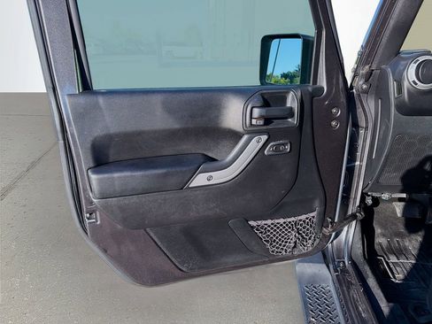 Used 2017 Jeep Wrangler Unlimited Sahara w/ Connectivity Group AWD/4WD image 20
