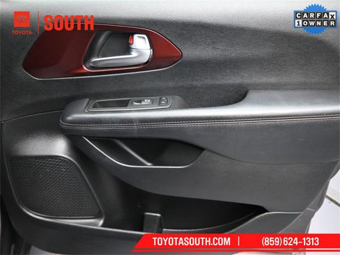 Used 2020 Chrysler Pacifica Limited image 26