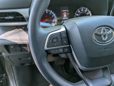 Used 2022 Toyota Highlander L FWD image 22