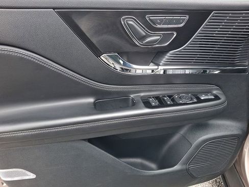 Used 2020 Lincoln Corsair AWD w/ Premium Package image 12