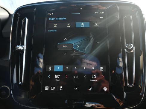 Used 2025 Volvo XC40 B5 Core image 32