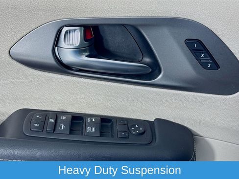 Used 2023 Chrysler Pacifica Touring-L image 21