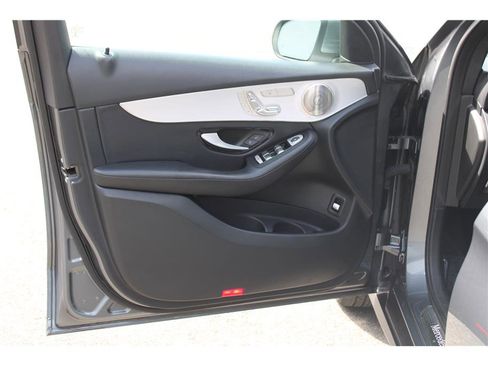 Used 2021 Mercedes-Benz GLC 300 4MATIC image 7