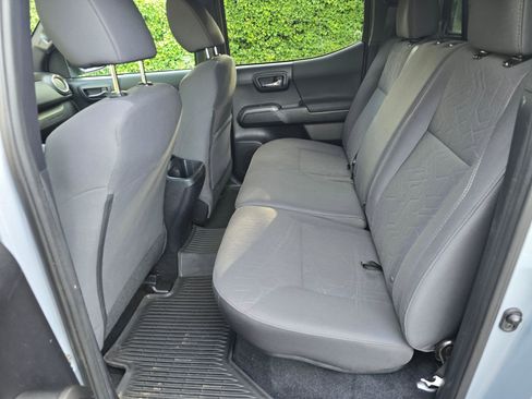 Used 2019 Toyota Tacoma TRD Off-Road w/ Technology Package image 18