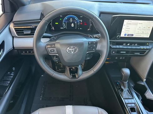Used 2025 Toyota Camry SE FWD image 13