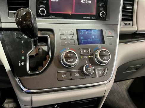 Used 2019 Toyota Sienna XLE FWD image 15