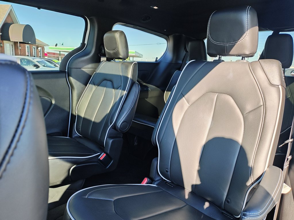 Used 2026 Chrysler Pacifica Limited FWD image 14