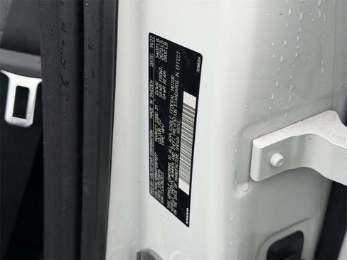 Used 2023 Volvo XC60 B5 Plus image 26