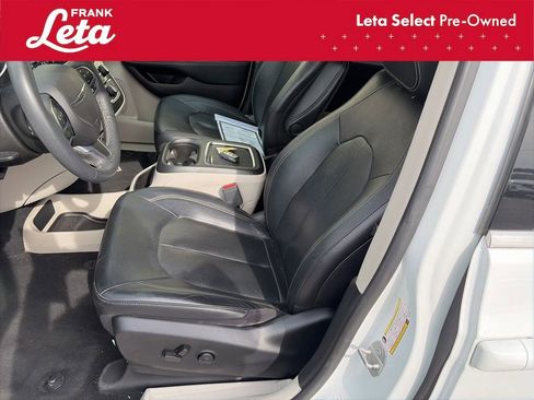 Used 2022 Chrysler Pacifica Touring-L image 10