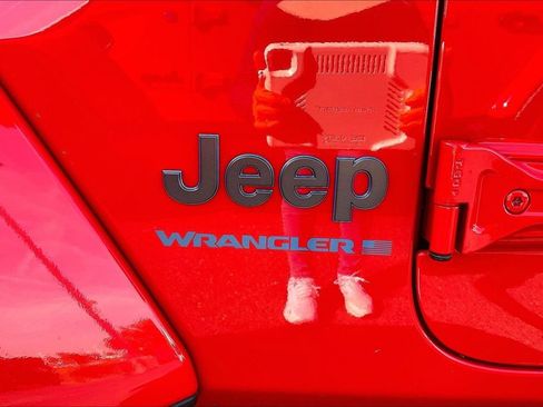 Used 2025 Jeep Wrangler Unlimited Sahara w/ Safety Group AWD/4WD image 4