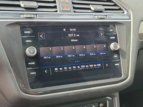 Used 2020 Volkswagen Tiguan SE image 29